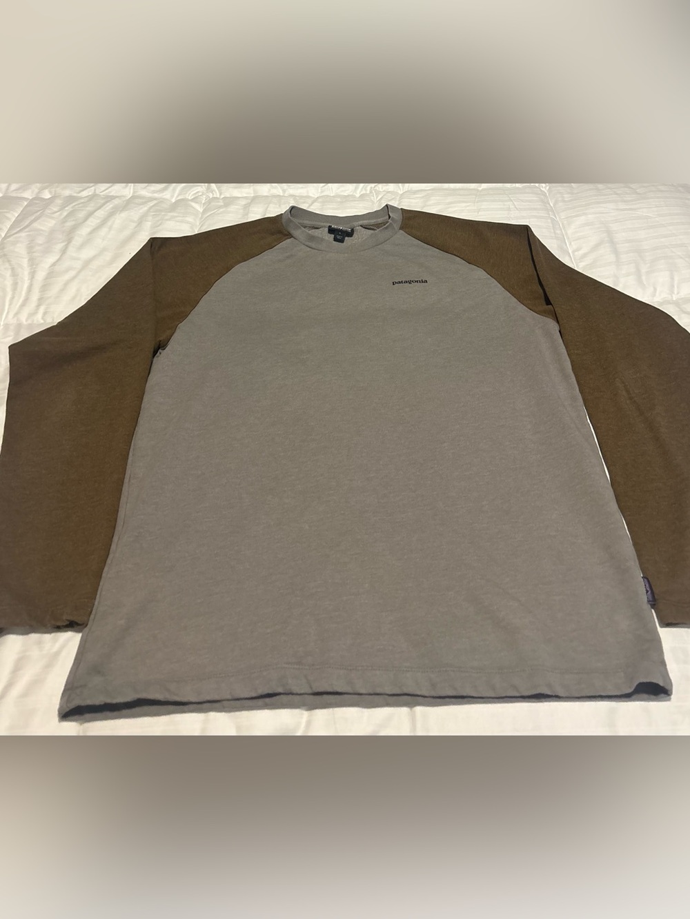 Patagonia Men’s Long Sleeve Organic Cotton Two Toned Long Sleeve Size Large